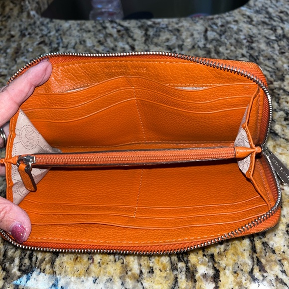 GUC Authentic Michael Kors pebbled leather bucket handbag withh wallet. 13X14 - Picture 9 of 9